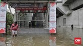 LRT Rawamangun-Kelapa Gading tidak beroperasi akibat jalan di bawah stasiun pulomas tergenang air banjir, 1 Januari 2020. (CNN Indonesia/Adhi Wicaksono)