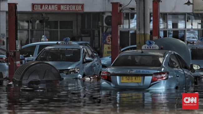 Pool Taksi Blue Bird Jakarta  Banjir  Belasan Mobil  Terendam
