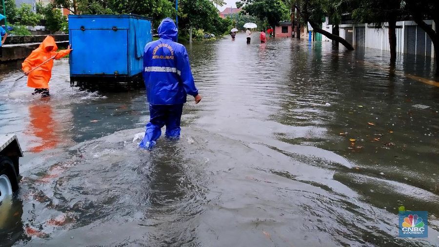 Arus logistik juga terganggu karena beberapa kawasan ruas tol yang terkena banjir.
