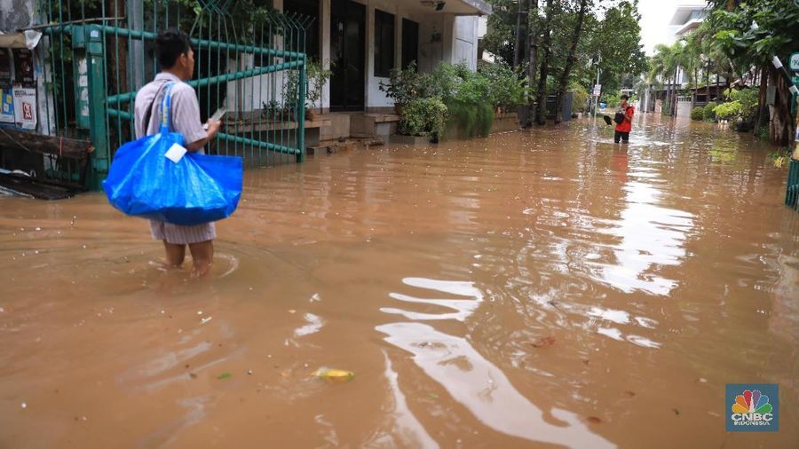 Hujan dengan deras mengguyur Jabodetabek sejak Selasa (31/12/2020) sore hingga Rabu (1/1/2020) pagi, membuat seluruh wilayah Jabodetabek terendam banjir.