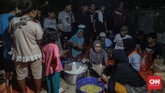 Penyakit saluran pernapasan seperti flu, radang paru, tuberkulosis juga harus diwaspadai pengungsi banjir, demikian pula penyakit kulit dan pencernaan yang berpotensi menyerang. (CNN Indonesia/Bisma Septalisma)