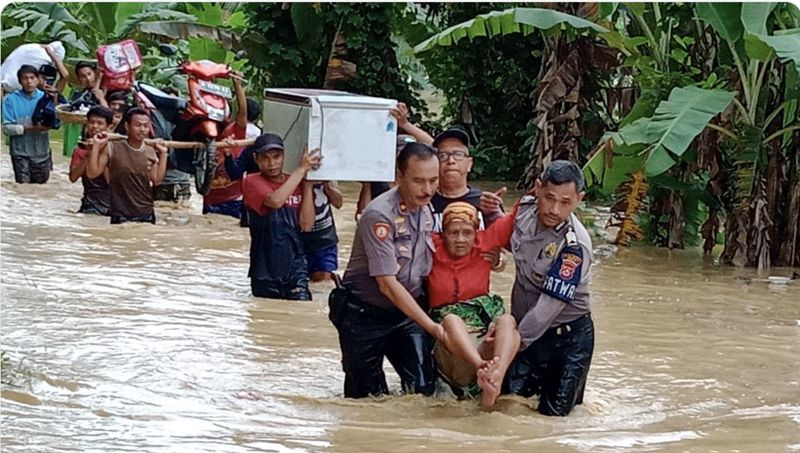 Lebih Parah dari DKI, Ini Suasana Lebak yang Dihantam Banjir - Foto 6