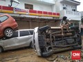 Korban Banjir Bekasi Terjebak Luapan Sungai Cikeas