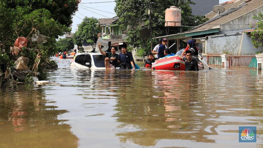 Warga memfoto mobil yang hanyut akibat banjir di Kawasan Ciledug Indah, Tangerang, Kamis (2/1/2020).
