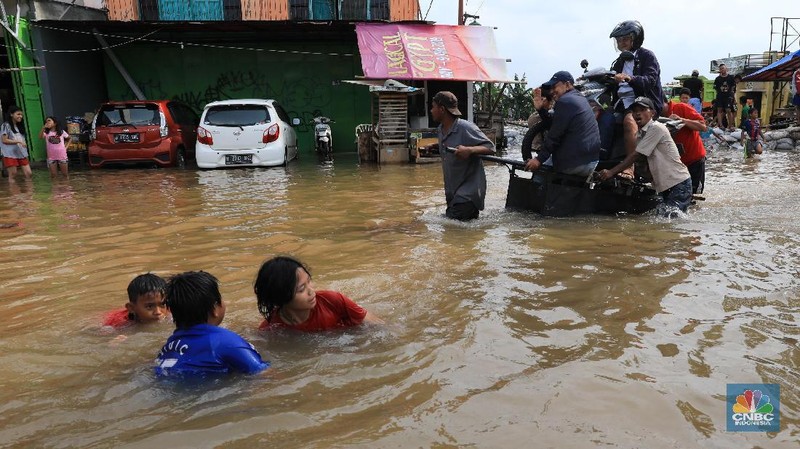 Banjir yang melanda Kota Tangerang belum sepenuhnya surut, termasuk di kawasan Ciledug Indah. Sekitar 1.000 jiwa telah dievakuasi sejak dua hari kemarin.