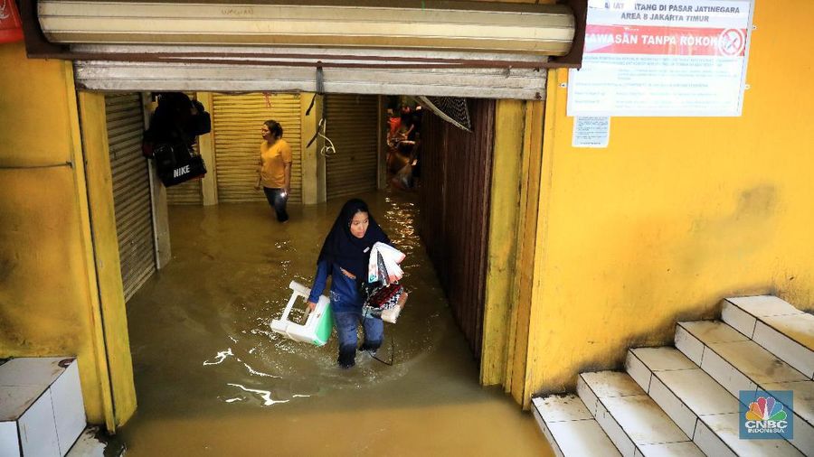 Banjir merendam sejumlah wilayah di Jakarta. Salah satu lokasi yang turut terendam banjir hingga Kamis (2/1/2020) pagi adalah Pasar Jatinegara.