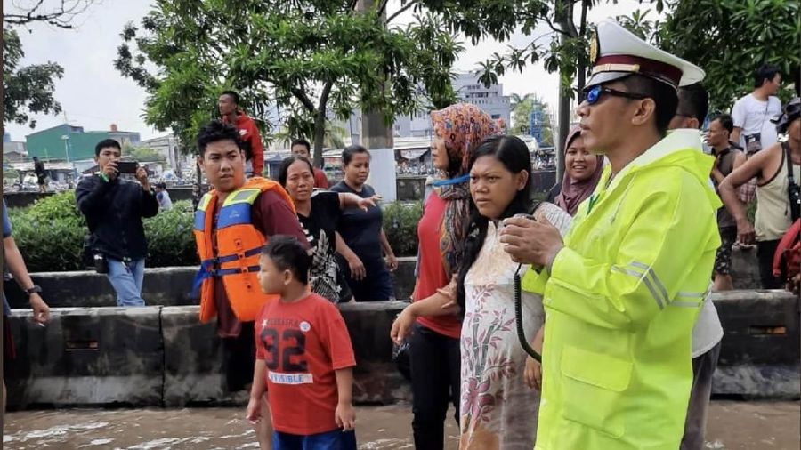 Kedutaan Besar AS di Indonesia mengeluarkan peringatan cuaca (Weather Alert) sebagai himbauan bagi warganya yang berada di Jakarta
