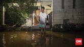 Banjir juga melanda rumah sejumlah warga di Bina Warga, Rawajati, Jakarta Selatan, sehingga para penghuninya mengungsi. Data posko banjir Jakarta mencatat lebih dari 31 ribu orang mengungsi akibat banjir tahun baru ini. (CNN Indonesia/Bisma Septalisma)