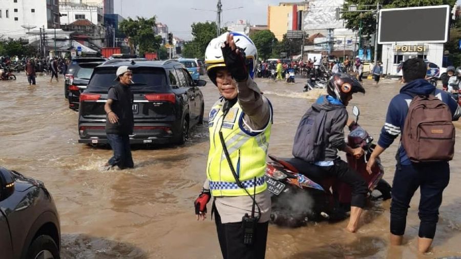 Meski banjir sudah surut, sarana transportasi umum Jabodetabek belum beroperasi penuh karena masih terdapat gangguan di beberapa titik 