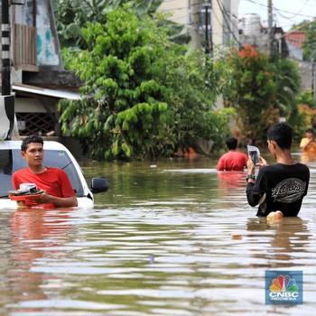 Melihat Penampakan Mobil-mobil yang Hanyut di Ciledug Indah