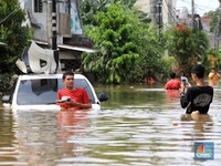 Melihat Penampakan Mobil-mobil yang Hanyut di Ciledug Indah