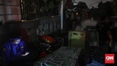 Hingga Kamis (2/1) siang, banjir belum teratasi sepenuhnya, terutama di Bekasi dan Jakarta Selatan. Masih terdapat warga yang terjebak di bagian atas rumah menunggu evakuasi petugas. (CNN Indonesia/Bisma Septalisma)