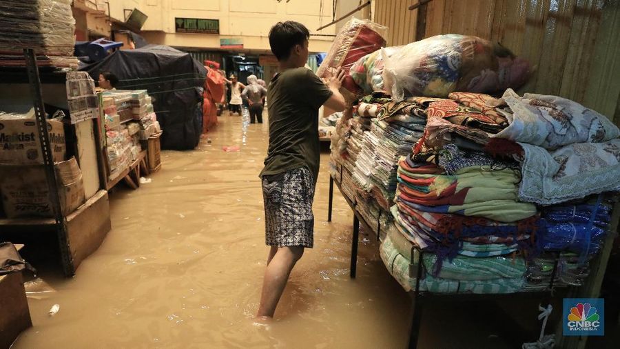 Banjir merendam sejumlah wilayah di Jakarta. Salah satu lokasi yang turut terendam banjir hingga Kamis (2/1/2020) pagi adalah Pasar Jatinegara.