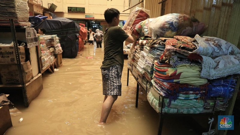 Banjir merendam sejumlah wilayah di Jakarta. Salah satu lokasi yang turut terendam banjir hingga Kamis (2/1/2020) pagi adalah Pasar Jatinegara.