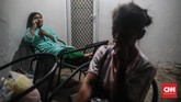 Bukan hanya memikirkan rumah dan barang-barang yang terkena banjir, para pengungsi juga harus menjaga diri agar tidak terkena penyakit akibat banjir. Salah satu yang harus diwaspadai adalah hipotermi, atau suhu tubuh yang turun secara drastis. (CNN Indonesia/Bisma Septalisma)