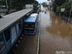 Sejumlah Rute Transjakarta Terlambat Imbas Banjir dan Macet di Mana-mana