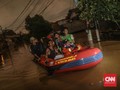 FOTO: Malam Sunyi Pengungsi Menanti Banjir Pergi