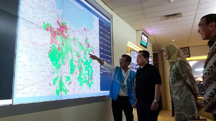 Menteri BUMN Erick Thohir memantau secara langsung pasokan listrik wilayah terdampak banjir Jabodetabek di Posko Siaga Banjir PLN Unit Induk Distribusi.