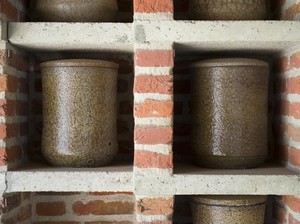 Punya Pajangan Guci Keramik di Rumah? Begini Tips Merawatnya