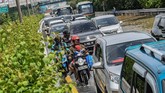 Pengendara sepeda motor melintas di jalan tol lingkar dalam Kebon Jeruk, Jakarta Barat, Kamis (2/1/2020). Akibat banjir di sejumlah ruas jalan di kawasan Kebon Jeruk, PT Jasa Marga (Persero) Tbk memperbolehkan pengguna sepeda motor untuk melintas di dalam Tol Kebon Jeruk. (ANTARA FOTO/Muhammad Adimaja)