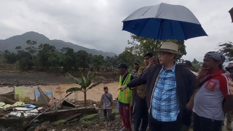 BPBD Lebak menyatakan lima orang tewas dan 1.747 rumah terendam akibat banjir bandang.