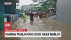 VIDEO: Warga Menjaring Ikan Saat Banjir