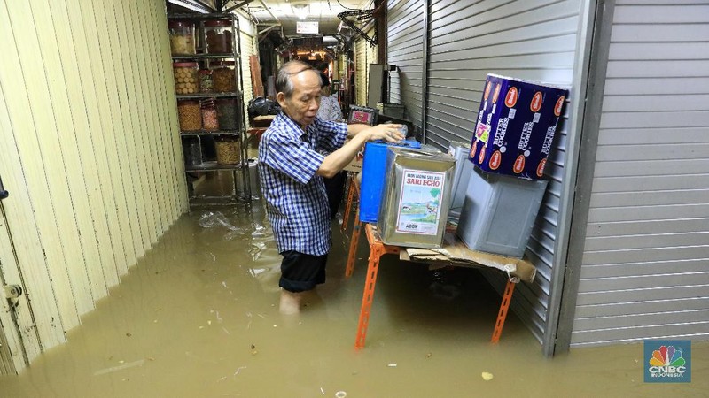 Banjir merendam sejumlah wilayah di Jakarta. Salah satu lokasi yang turut terendam banjir hingga Kamis (2/1/2020) pagi adalah Pasar Jatinegara.