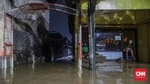 Hujan dengan intensitas tinggi terjadi hampir 12 jam dan membuat warga panik ketika bangun pagi mendapati air sudah memasuki rumah. Dari data BNPB, tercatat 63 titik banjir di wilayah DKI Jakarta dan secara keseluruhan terdapat 169 titik banjir untuk Jabodetabek dan Banten. (CNN Indonesia/Bisma Septalisma)