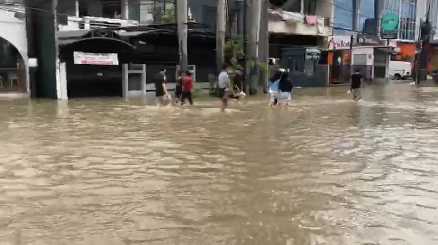 Hujan yang terjadi pada akhir 2019 hingga awal tahun 2020 menyisakan banjir serius di sejumlah wilayah, salah satunya di Jakarta Barat.
