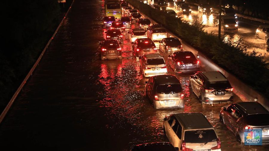 Proyek kereta cepat jadi masalah banjir di Tol Cikampek.