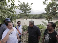 SBY Pantau Banjir 'Setinggi Leher' di Ciangsana Bogor