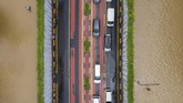 Sejumlah mobil melintasi terowongan (underpass) saat terjadi banjir di Jalan Angkasa, Jakarta Pusat, Kamis (2/1/2020). Berdasarkan data Badan Nasional Penanggulangan Bencana (BNPB) per 2 Januari 2020, terdapat 63 titik banjir di wilayah DKI Jakarta. (ANTARA FOTO/Sigid Kurniawan)