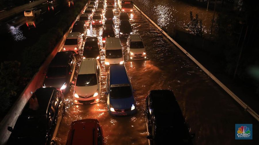 Proyek kereta cepat dianggap sebagai pemicu tersumbatnya selokan di pinggir Tol Japek.