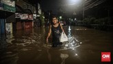 Tahun baru 2020 ditandai oleh banjir yang melanda sejumlah wilayah di Jabodetabek. Salah satunya di Kemang Utara, Jakarta selatan, yang membuat sejumlah warga mengungsi ke posko pengungsian dan kompleks ruko terdekat. (CNN Indonesia/Bisma Septalisma)