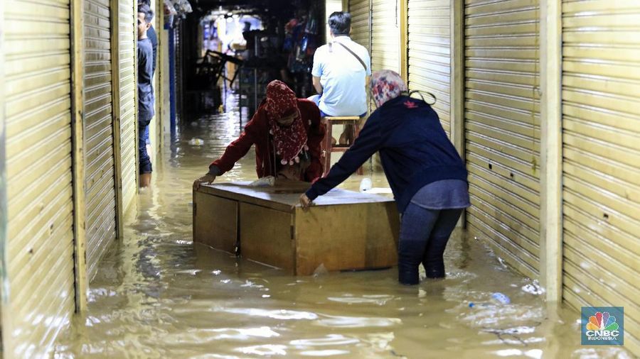 Banjir merendam sejumlah wilayah di Jakarta. Salah satu lokasi yang turut terendam banjir hingga Kamis (2/1/2020) pagi adalah Pasar Jatinegara.