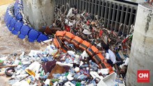 Pemulung Raih Untung Saat Banjir Jakarta