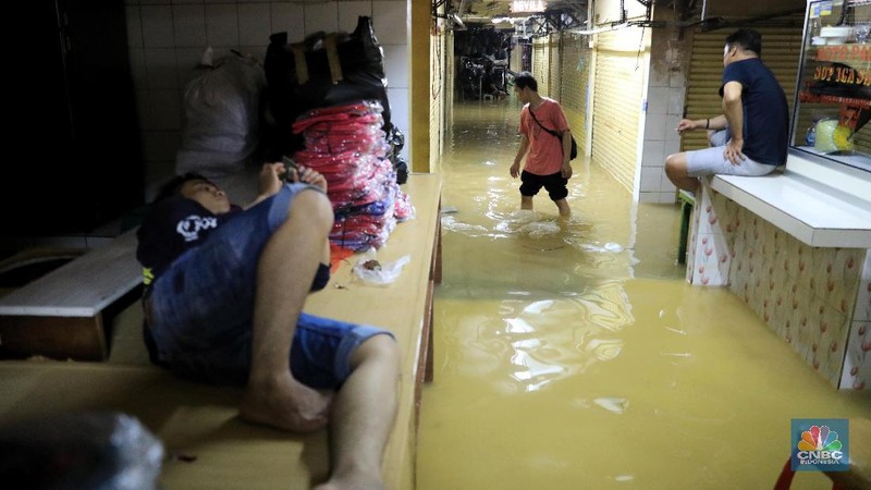 Banjir merendam sejumlah wilayah di Jakarta. Salah satu lokasi yang turut terendam banjir hingga Kamis (2/1/2020) pagi adalah Pasar Jatinegara.