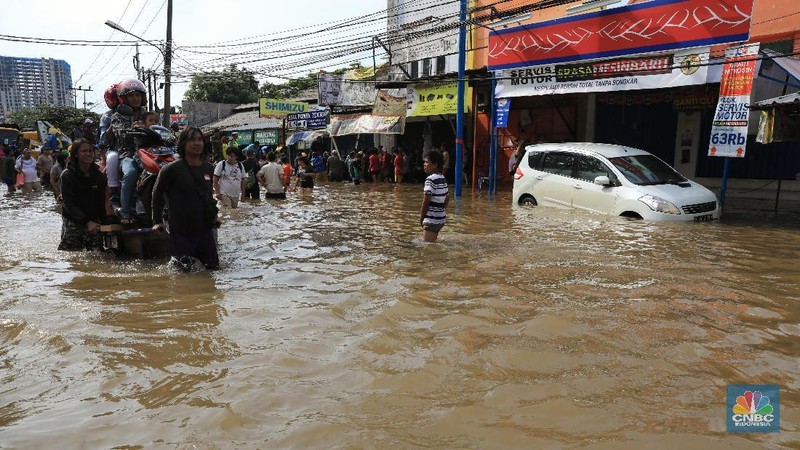Banjir yang melanda Kota Tangerang belum sepenuhnya surut, termasuk di kawasan Ciledug Indah. Sekitar 1.000 jiwa telah dievakuasi sejak dua hari kemarin.