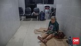 BPNB juga mencatat korban meninggal dunia bencana banjir di Jabodetabek mencapai 16 orang, dengan tiga di antaranya lansia yang terkena hipotermi. (CNN Indonesia/Bisma Septalisma)