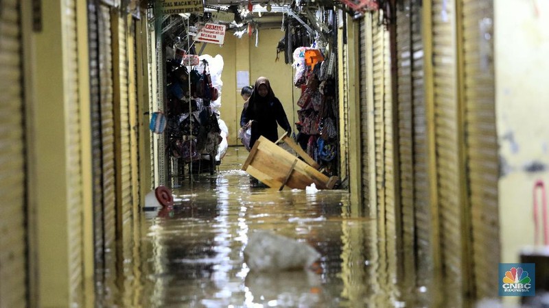 Banjir merendam sejumlah wilayah di Jakarta. Salah satu lokasi yang turut terendam banjir hingga Kamis (2/1/2020) pagi adalah Pasar Jatinegara.