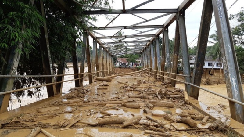 BPBD Lebak menyatakan lima orang tewas dan 1.747 rumah terendam akibat banjir bandang.