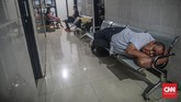 Setiap lokasi pengungsian juga harus dilengkapi dengan berbagai obat-obatan yang mendukung, di antaranya antibiotik untuk anti diare, obat kulit, ada obat-obatan juga untuk gejala batuk atau sesak saluran pernapasan. (CNN Indonesia/Bisma Septalisma)