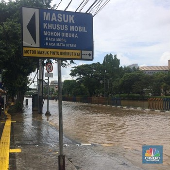 Mengintip Kawasan Pasar Baru yang Masih Tergenang Banjir