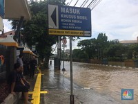 Mengintip Kawasan Pasar Baru yang Masih Tergenang Banjir