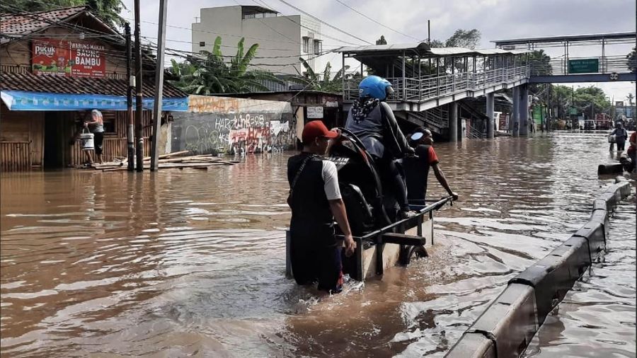 BMKG telah memperkirakan terjadinya hujan dengan intensitas yang tinggi di berbagai wilayah Indonesia dari 5 hingga 15 Januari 2020.