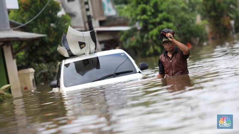 Banjir yang melanda Kota Tangerang belum sepenuhnya surut, termasuk di kawasan Ciledug Indah. Sekitar 1.000 jiwa telah dievakuasi sejak dua hari kemarin.