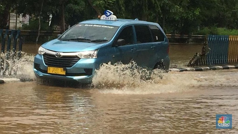 Permukaan air Sungai Ciliwung meluap hingga rata dengan permukaan jalan di Pasar Baru. (Depan BPS)