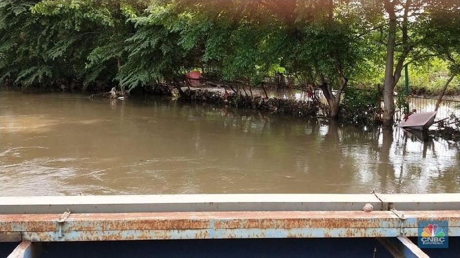 Banjir masih melanda ibukota hari ini, Jakarta Barat salah satunya masih terpantau tergenang hingga Jumat (3/20).