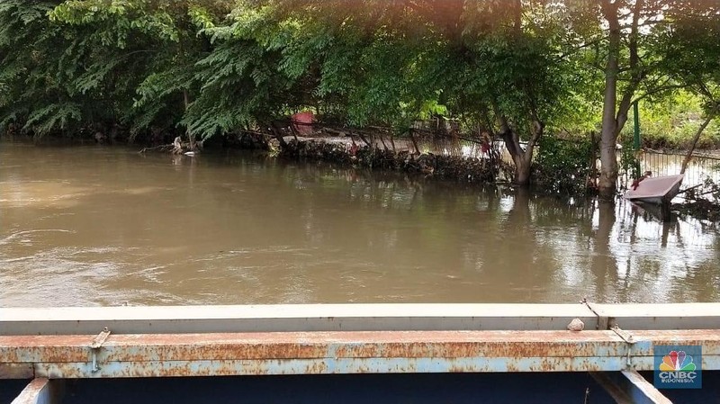 Banjir masih melanda ibukota hari ini, Jakarta Barat salah satunya masih terpantau tergenang hingga Jumat (3/20).