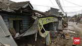 Banjir menerjang rumah warga sekitar pukul 10.00-12.00 pada Rabu (1/1) siang. Debit air seketika datang dalam jumlah yang besar. (CNN Indonesia/Adhi Wicaksono)